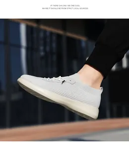 Détails du tissu en mesh gris clair respirant et de la semelle amortissante baskets