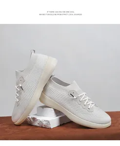 Gros plan de baskets en maille beige avec tissu texturé sur un support en pierre