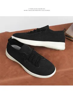 Détails de la maille respirante et du col côtelé élastique sur ces baskets noires