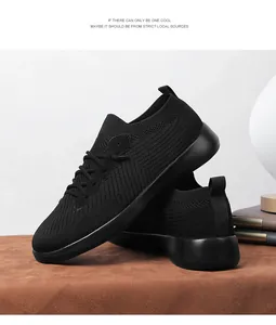 Détail de la maille fly-knit noire respirante et de la semelle épaisse en mousse de basket