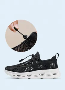 Detalle del sistema de cordones rápidos en zapatos de malla negra con suela blanca