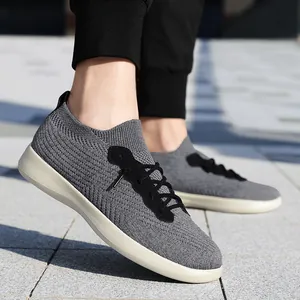 Chaussures décontractées respirantes en maille gris foncé pour hommes avec semelle blanche