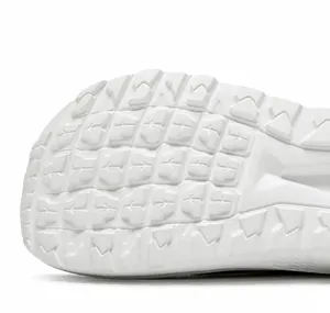 Nahaufnahme der rutschfesten Gummisohle bei atmungsaktiven Fly-Woven-Sportschuhen