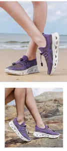 Detalle de zapatos de agua de malla violeta con cordones elásticos y diseño transpirable