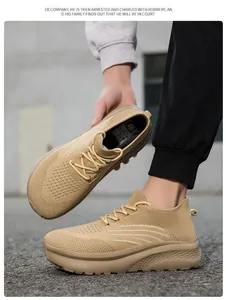 Detailaufnahme khakifarbener, atmungsaktiver Strick-Sneaker mit dicker Sohle und Fersenschlaufe