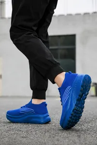 Detailansicht der blauen atmungsaktiven Mesh-Sneaker mit dicken rutschfesten Sohlen