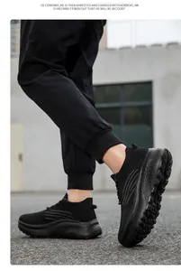 Seitenansicht schwarzer atmungsaktiver Strick-Sneaker mit dicker Dämpfungssohle am Modell