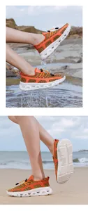 Detalle de zapatos de agua con agujeros de drenaje y agua salpicando sobre malla naranja