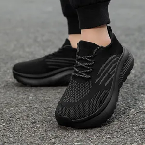 Klassische schwarze atmungsaktive Flyknit Mesh Sneaker mit dicker Sohle für Outdoor