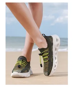 Sandalias de agua con malla verde y suela blanca con amortiguación hueca