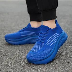 Blauer atmungsaktiver Strick-Laufschuh mit dicker Sohle in einer Streetstyle-Seitenansicht