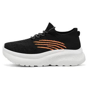 Atmungsaktive Strick-Sneaker mit orangen Streifen und dicker gepolsterter weißer Sohle