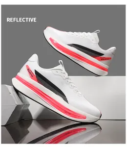 Dettaglio di scarpe da corsa bianche con accenti rosa e tessuto riflettente su piedistalli