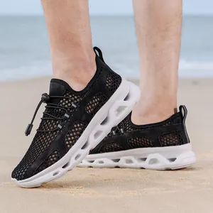 Zapatos de agua transpirables para hombre en negro con suela blanca gruesa en la playa