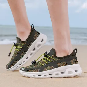 Zapatos deportivos de malla para agua con cordones verdes y suela hueca transpirable