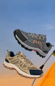 Makroansicht von Mesh und robuster Gummisohle der Outdoor-Trekkingschuhe