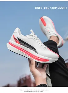 Dettaglio della trama in mesh traspirante e logo Ultra sulle scarpe da corsa bianche