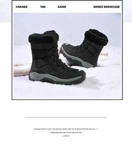 Nahaufnahme schwarzer Winterstiefel mit Kunstfellfutter und rutschfester Sohle im Schnee
