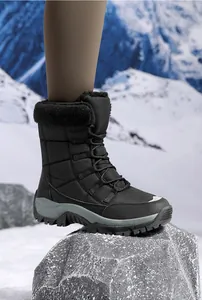 Detail von wasserdichten gesteppten Schneestiefeln mit Plüschfutter und rutschfester Sohle