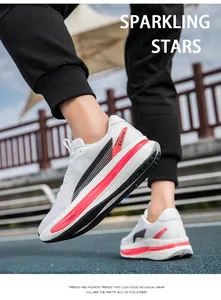 Macro di scarpa da corsa bianca in mesh con strisce nere, dettagli rossi e logo Ultra