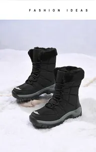 Nahaufnahme schwarzer Winterstiefel mit dickem Plüschfutter auf weißem Schneehintergrund