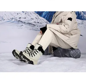 Detailansicht der wasserfesten cremefarbenen Damen Schneestiefel mit warmem Futter