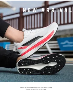 Dettaglio delle scarpe da corsa bianche traspiranti e suola nera antiscivolo