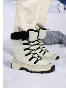 Details warmer Winter-Schneestiefel mit Plüschfutter, gestepptem Obermaterial und dicken Sohlen