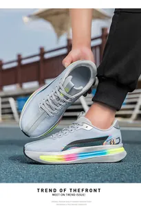 Dettaglio scarpa da corsa grigia con intersuola arcobaleno e tessuto mesh traspirante