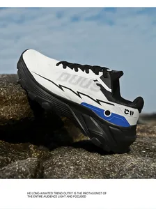 Detalle de la suela de goma antideslizante y la marca DUDE en el zapato de senderismo exterior