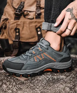 Detail von grauen Wanderschuhen mit atmungsaktivem Mesh und robuster Anti-Rutsch-Gummisohle