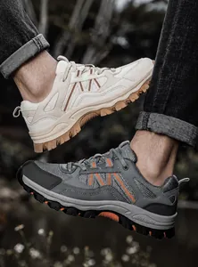 Nahaufnahme der atmungsaktiven Outdoor-Wanderschuhe in Beige und Grau am Fuß