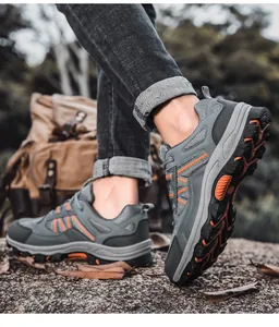 Nahaufnahme der rutschfesten Sohle für graue und orangefarbene Outdoor-Wanderschuhe