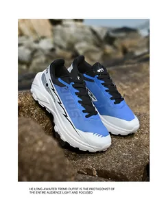 Primer plano de zapatillas de senderismo en malla azul con suelas amortiguadoras en rocas
