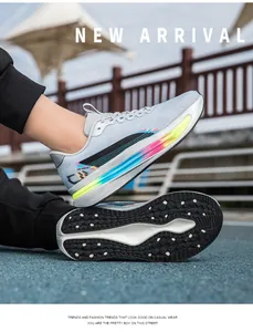 Dettaglio della scarpa da corsa leggera con suola sfumata e texture in mesh traspirante
