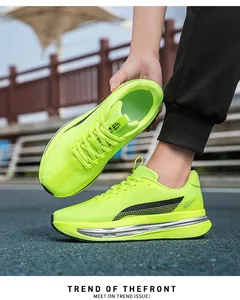 Dettaglio scarpe da corsa verde neon con tessuto mesh e inserti metallici argento
