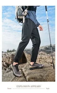 Pantalones de senderismo para hombre de tela transpirable en un entorno de montaña