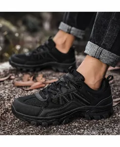 Detail von atmungsaktivem Mesh und griffiger Sohle an schwarzen Outdoor-Wanderschuhen