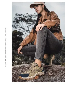 Nahaufnahme von atmungsaktiven Khaki-Mesh-Outdoor-Wanderschuhen mit Gummisohle