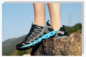 Detail van ademende outdoor wandelschoenen met blauwe holle schokabsorberende zool