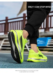 Dettaglio scarpa da corsa in mesh verde fluo con suola in gomma nera antiscivolo