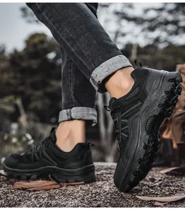 Detail der rutschfesten Sohle und des Mesh-Materials bei schwarzen Wanderschuhen