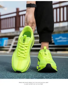 Dettaglio di scarpe da running in mesh giallo fluorescente con suola nera e lacci
