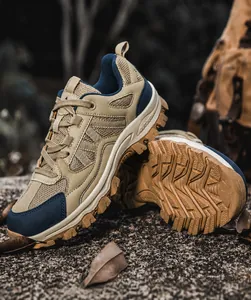 Outdoor-Wanderschuhe auf Felsen mit atmungsaktivem Mesh und rutschfesten Gummisohlen