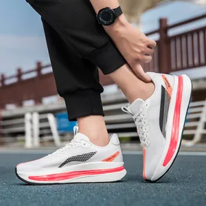 Scarpe da corsa bianche traspiranti da uomo con dettagli arancioni sulla suola