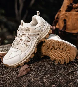 Nahaufnahme beiger Outdoor-Wanderschuhe mit atmungsaktivem Mesh und rutschfester Gummisohle