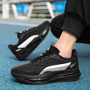 Scarpe da corsa Red Hare 3 Ultra da uomo in mesh nero traspirante su pista blu