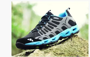 Detail van ademend mesh en duurzame rubberen zool op wandelschoenen voor buitengebruik