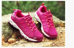Detail van roze ademende mesh wandelschoenen met antislipzolen voor gebruik buitenshuis