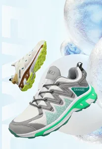 Detailansicht der atmungsaktiven Mesh-Sneaker mit dicker Sohle und Wellenmuster-Design